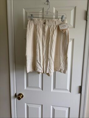 Women's Cream Elastic-Waist Flat Front Shorts